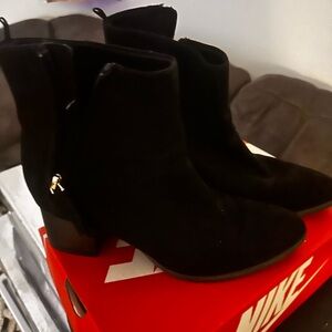 Nike Women's Stylish Black Ankle Boots